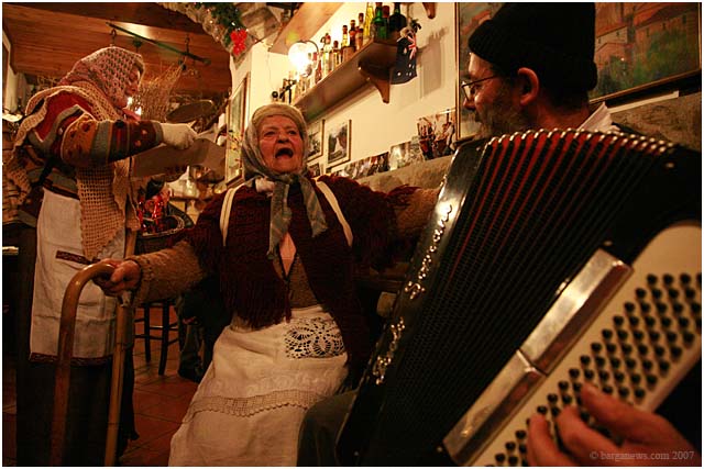 la befana sings in aristos bar