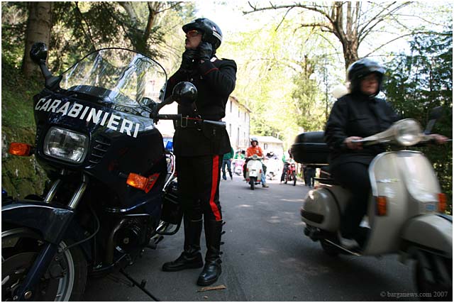 {barganews_vespa } Barga Vespa Club on the road