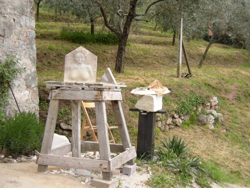 tavolo da lavoro con opere incompiute