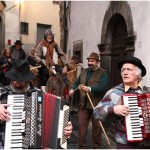 {barganews} A damp Befana arrives in Barga