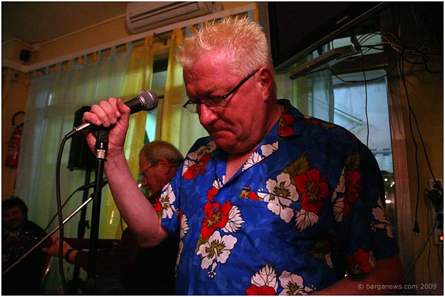 drew-singing-in-barga-003 drew-singing-in-barga-003