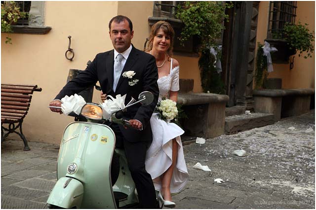Vespa wedding in Barga Vecchia