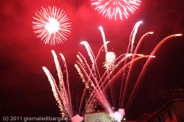 Razzi tricolore per chiudere il 150°