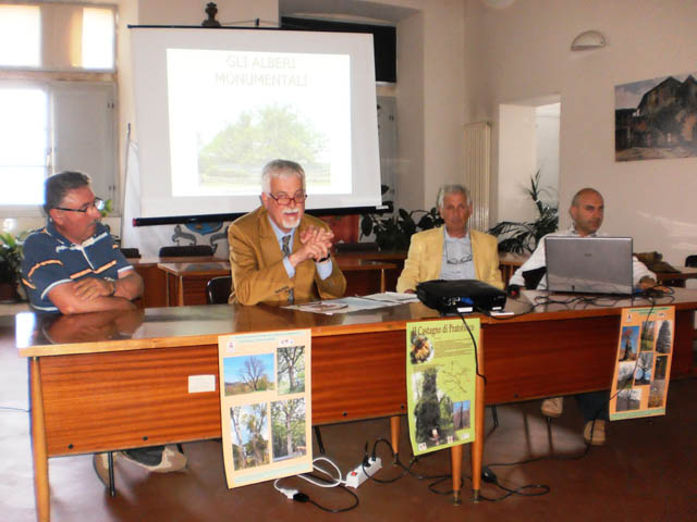Castiglione Garfagnana: due artistici manifesti per il suo turismo