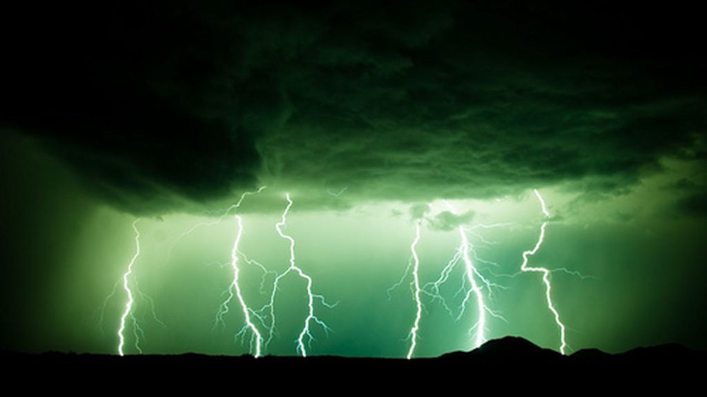 Domenica in compagnia di tuoni e fulmini