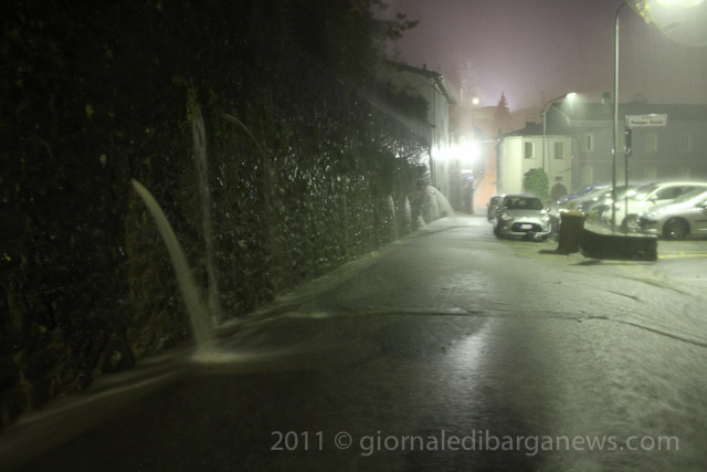 Torrential rain. Pioggia monsonica. Un uomo ha rischiato la vita