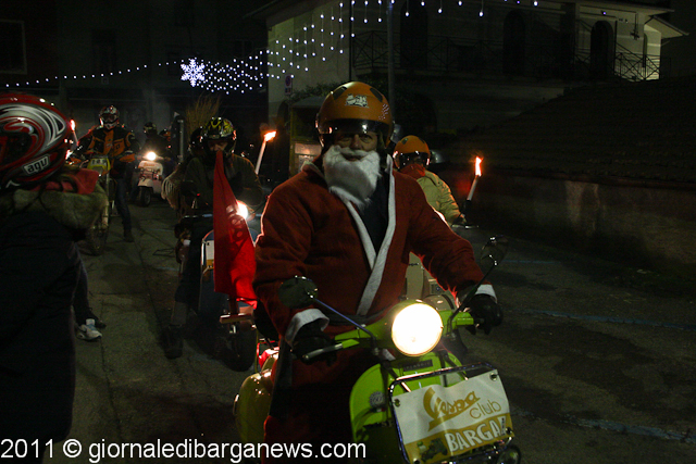 La fiaccolata natalizia in vespa e moto per le vie di Barga