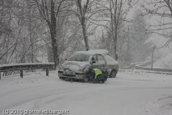 Obbligo di catene a bordo o pneumatici da neve sulle strade al di sopra dei 200 metri da oggi
