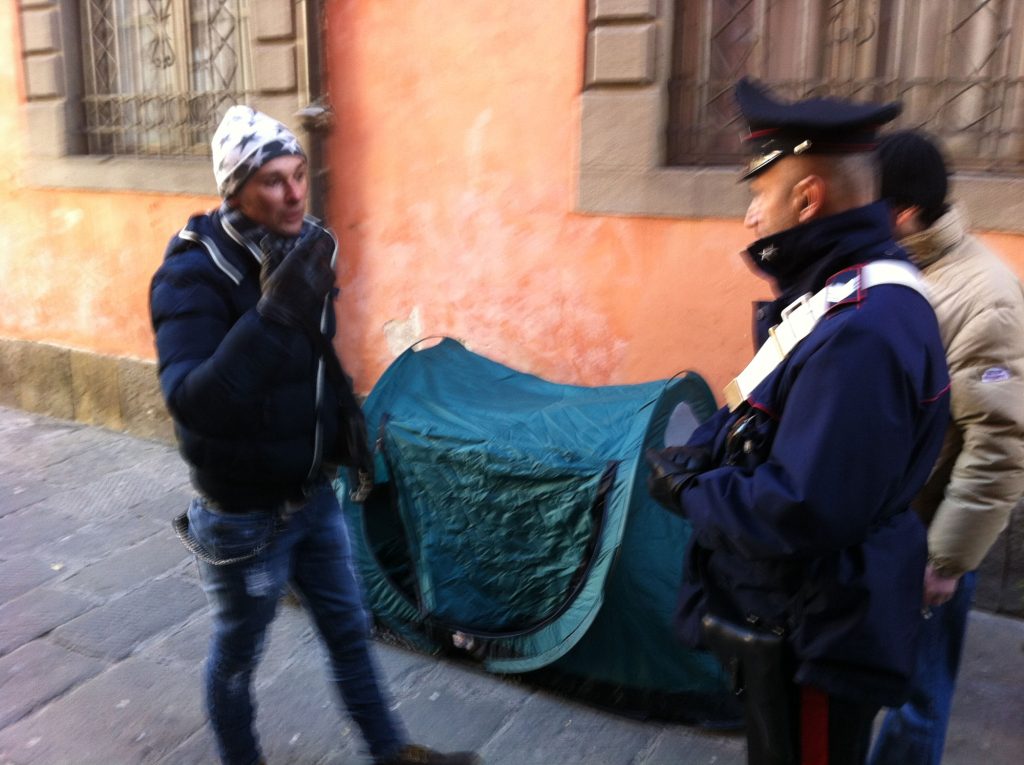 Protesta davanti al Comune per lo sfratto: Gaddi e Bianchini si interessano della questione
