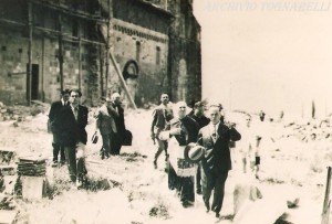 visita del vescovo Vettori nel 1933 - assieme a lui, tra gli altri, Morando Stefani e Lino Lombardi