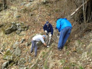 Volontari dell'Associazione "Le Terre del Moro" al lavoro lungo "I Sentieri del Moro"