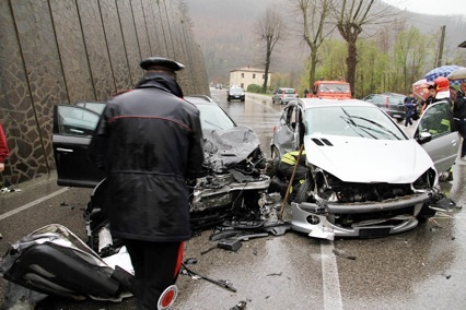 Pauroso testacoda sulla SR 445. Tre auto coinvolte e tre feriti