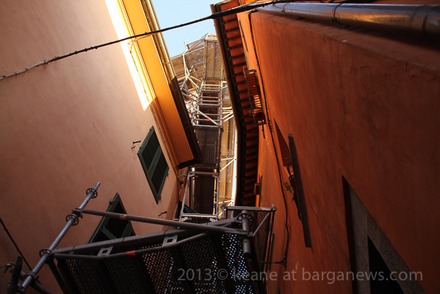 The scaffolding of Barga Vecchia