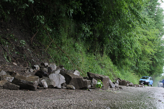 Landslide temporarily blocks road to Sommocolonia