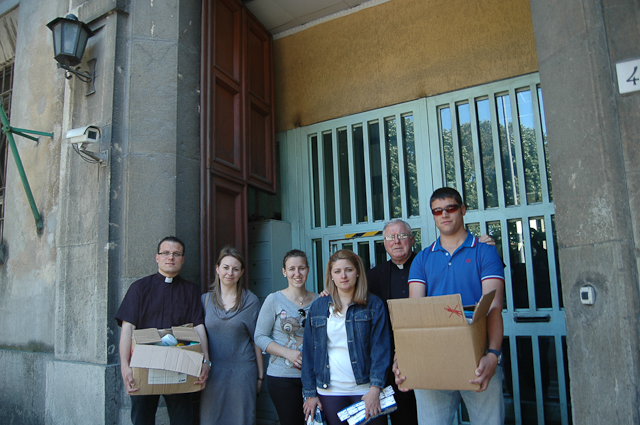 Consegna del materiale caritativo da parte della PGV