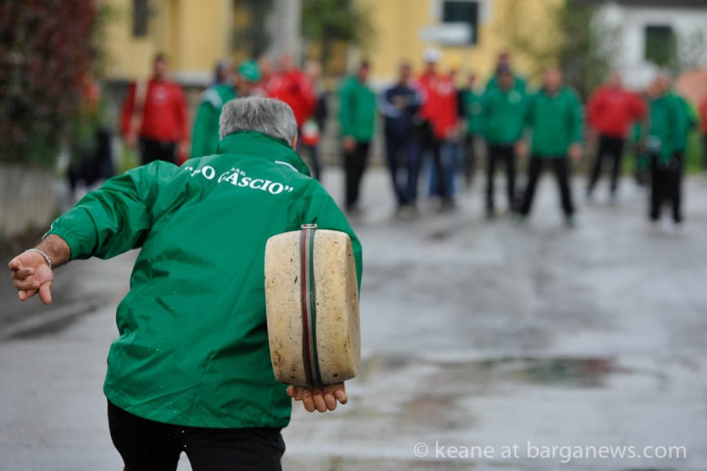 Competitive cheese rolling – Tiro alla forma