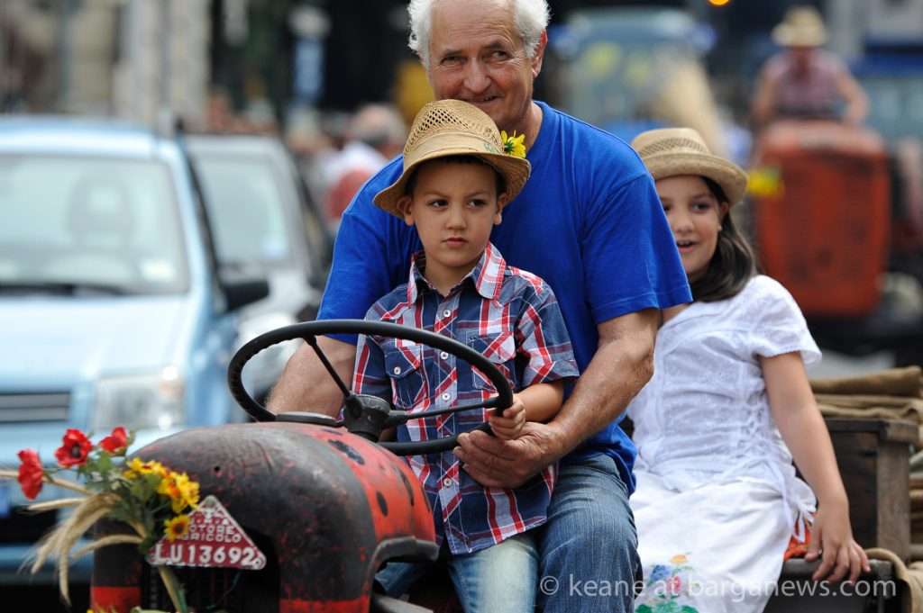 Tractor parade for the trebbiatura festival