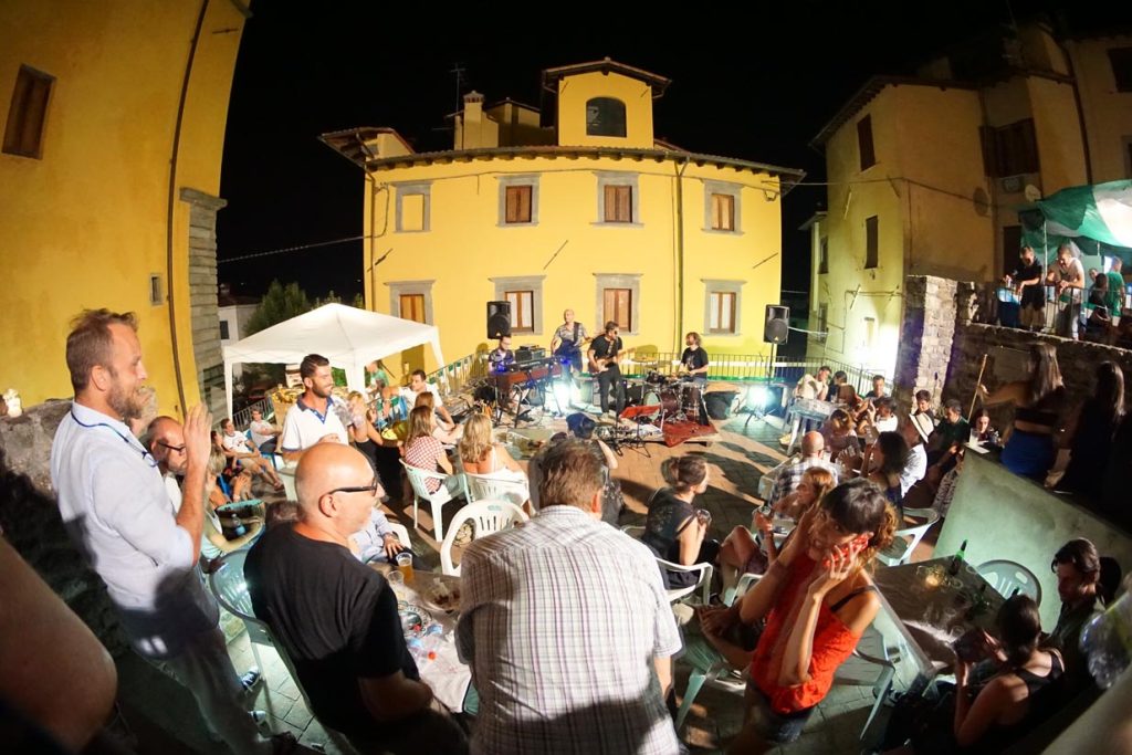 Video walk through Barga Vecchia in Festa