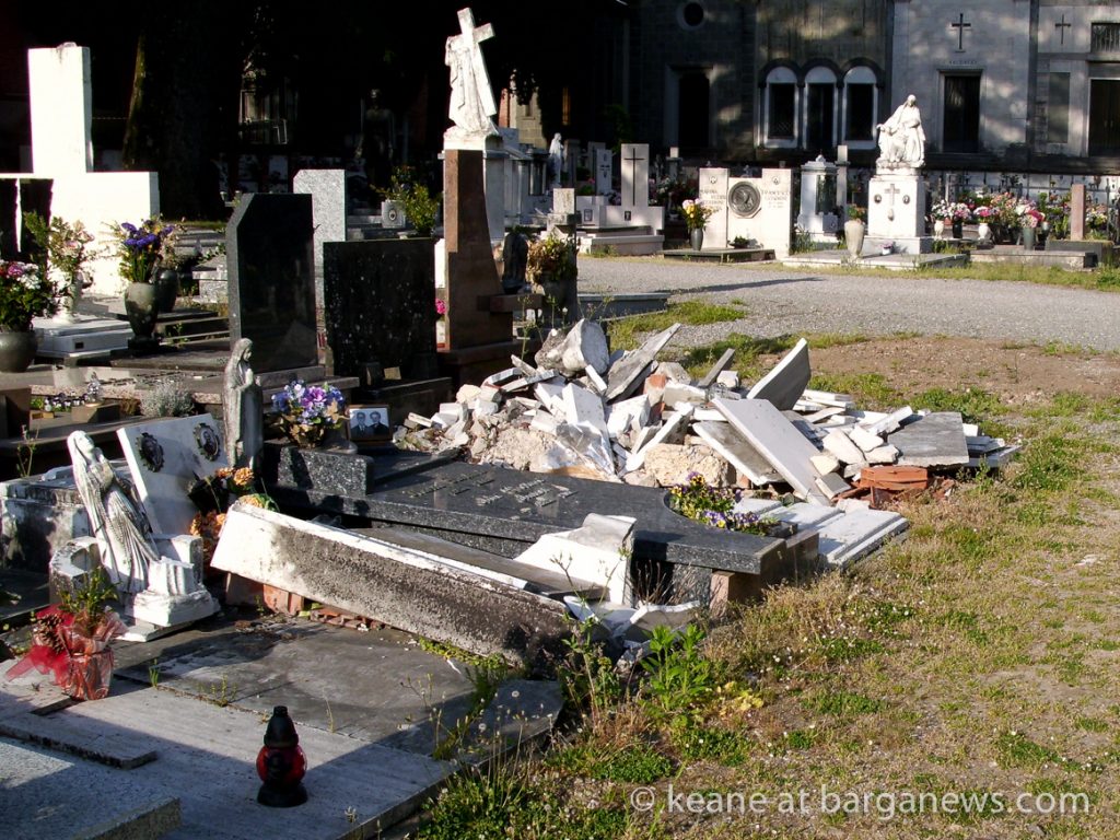 Il degrado del cimitero comunale di Barga