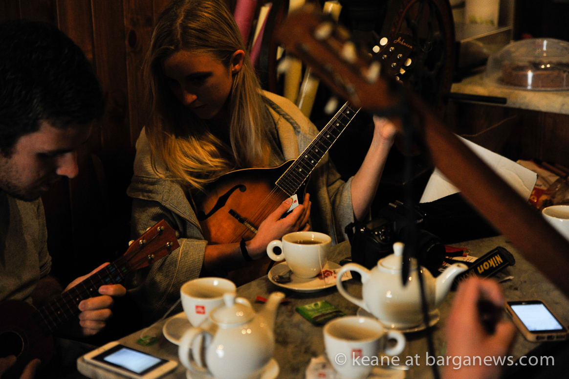 Tangerine toes and tea in Barga