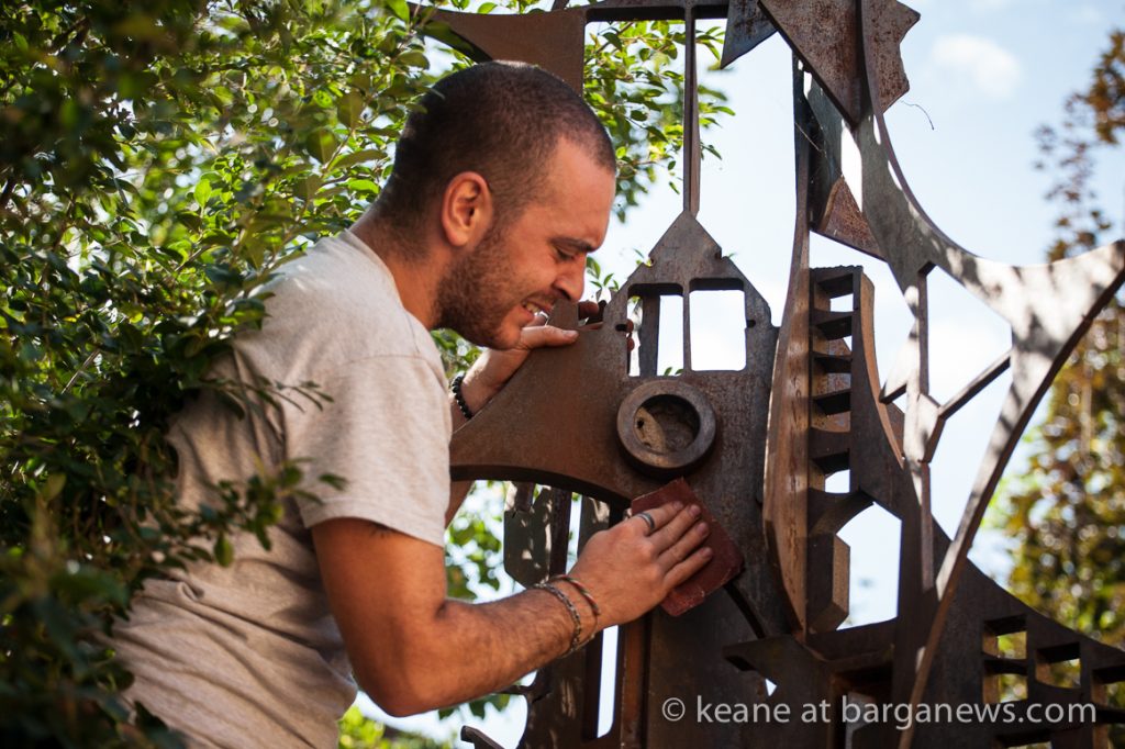Cleaning work on Mario Bargero’s sculpture “la vedette”