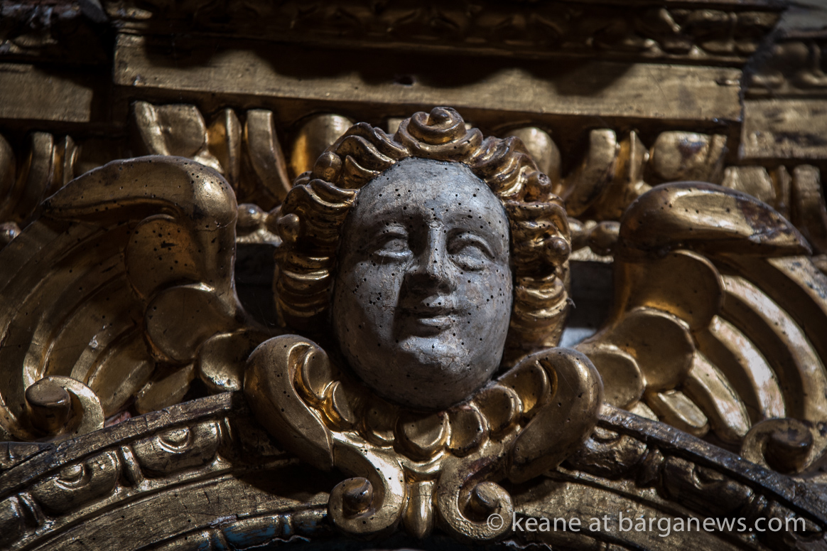 Gilded altar in SS. Crocifisso showing signs of age