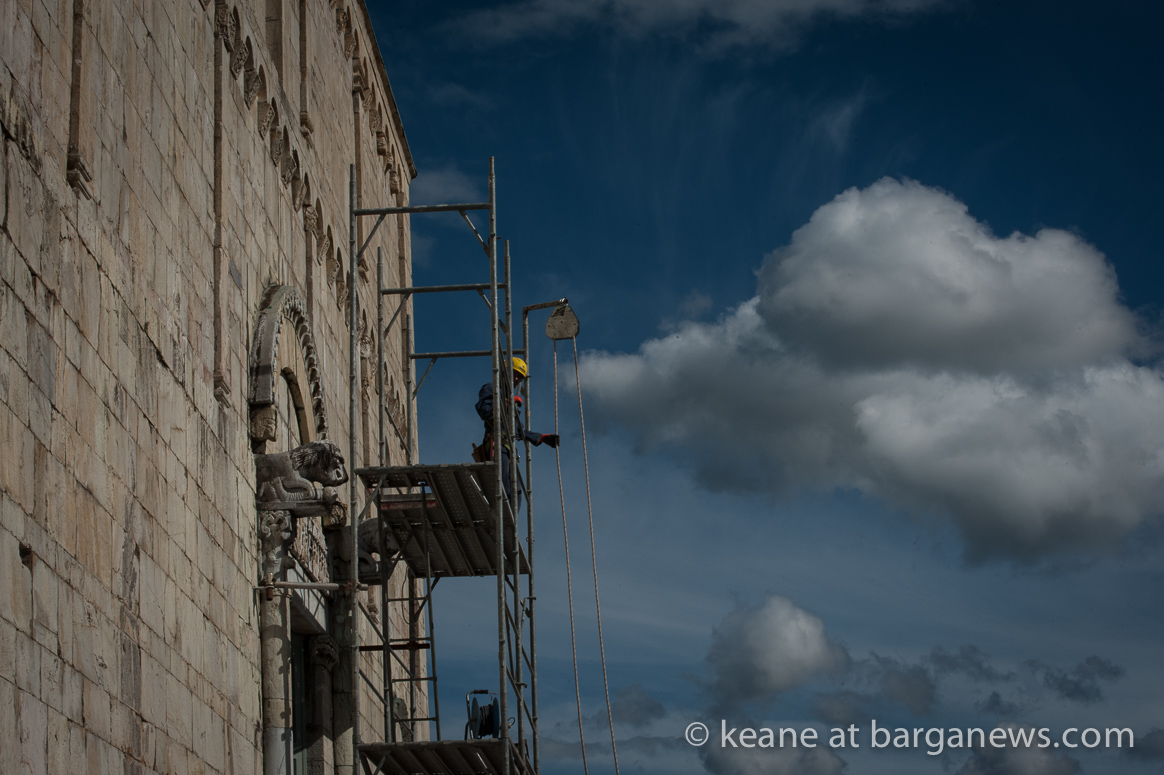 Work starts to repair leaking walls in the Duomo