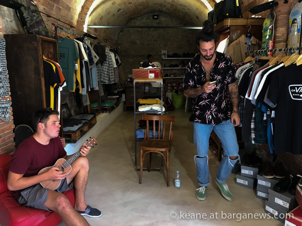 Elijah Walti plays in JUICE in Barga Vecchia