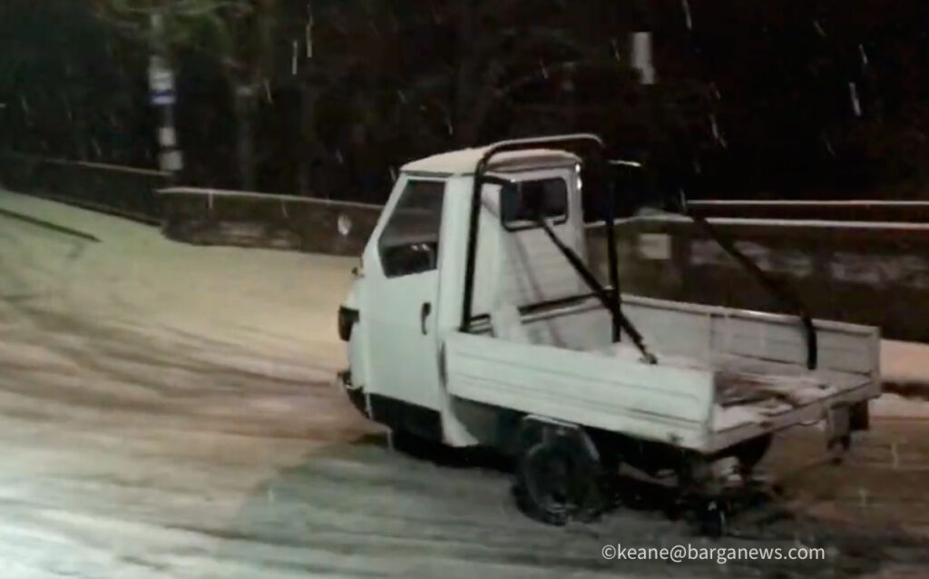 Snow and the three wheel APE in Barga