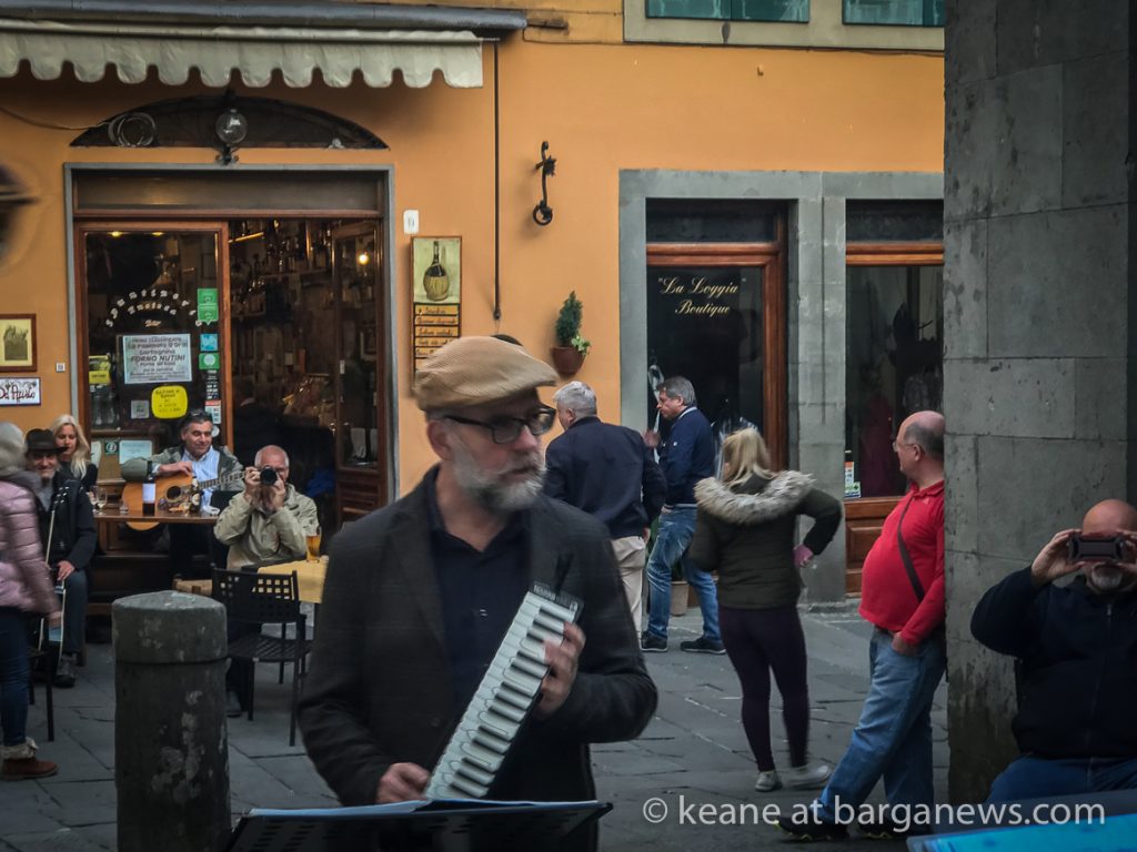 Coro Puntaccapo sing at Da Aristo in Barga Vecchia