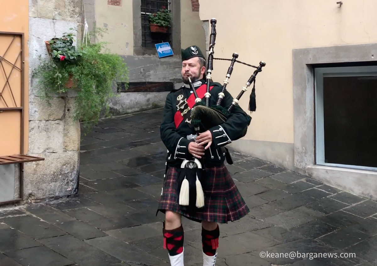 Lone piper in the rain for Scottish Week in Barga