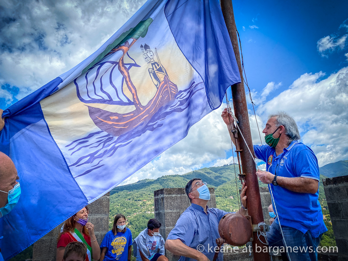Raising the flag in Barga