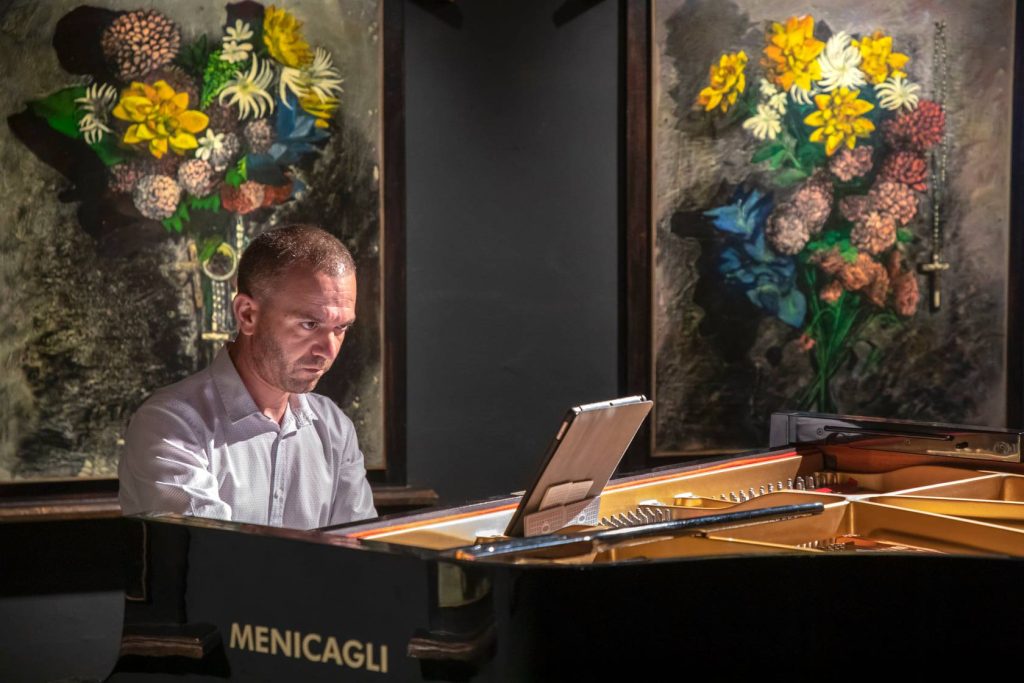 OXO GALLERY :  PRAYER pianoforte e visioni per una preghiera emotiva