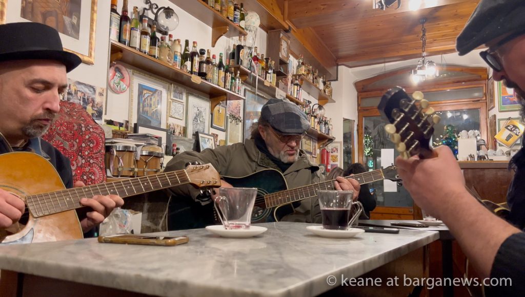 Live acoustic music in Da Aristos in Barga Vecchia