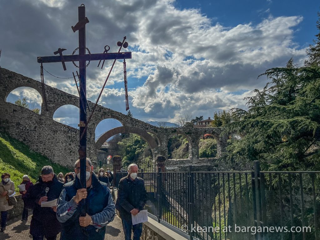 Procession for Via Crucis returns in Barga Vecchia