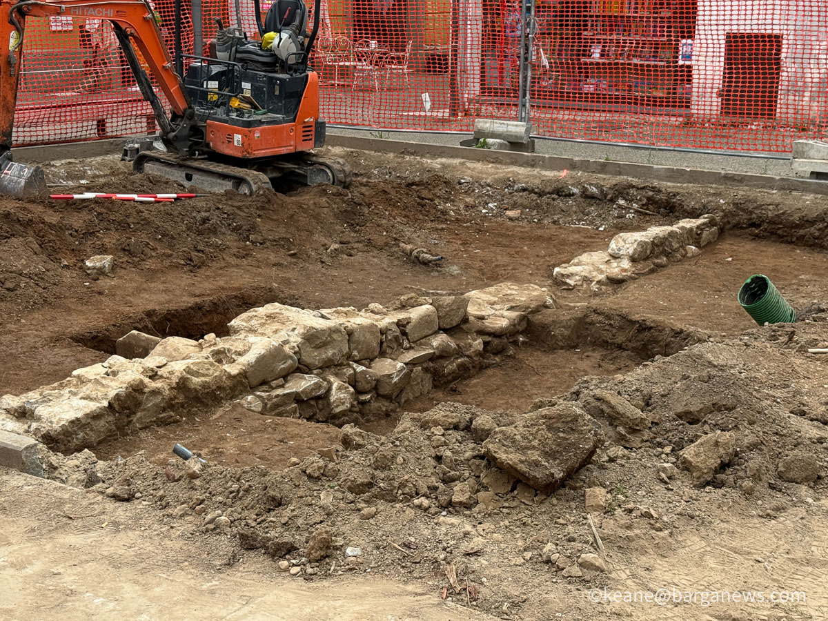 Piazza Pascoli – a wall emerges just below the surface