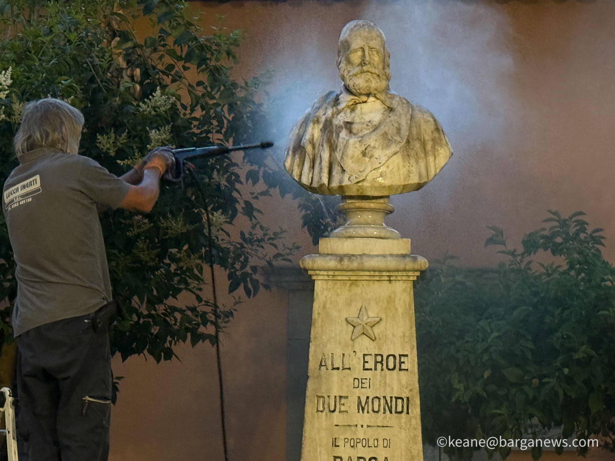 Cleaning the 1884 Garibaldi statue in Barga