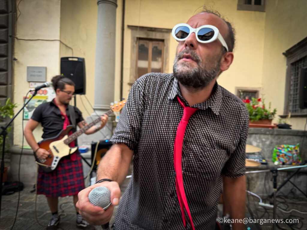 Pegnana Punkcakes play Barga Vecchia – fast and loud